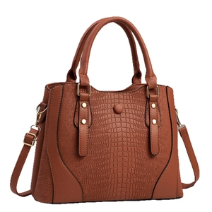 Borsa a mano marrone in ecopelle con texture coccodrillo e tracolla regolabile