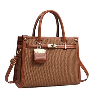 Sac à main en cuir marron avec fermoir rotatif doré et bandoulière pour femme