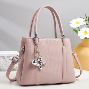 Rosa Damen-Handtasche aus Leder mit Gittermuster und süßem Hund-Anhänger aus Metall