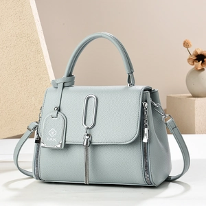 Minimalistische lichtblauwe tote bag met lycheepatroon, handvat en kwastjesaccessoire