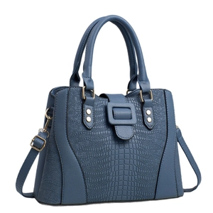 Klassische dunkelblaue Handtasche mit Kroko-Struktur, Goldbeschlägen und Schultergurt