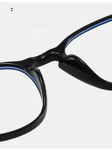 Détail des plaquettes de nez intégrées sur les lunettes de mode rondes noires en TR90