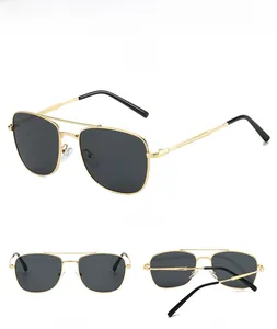 Detailansicht der Vintage-Pilotenbrille mit goldenem Metallrahmen und grauen Gläsern