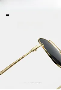 Detailansicht der goldenen Metallscharniere und flexiblen Bügel mit Textur