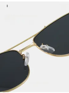 Detailaufnahme der verstellbaren Silikon-Nasenpads am goldenen Metall-Sonnenbrillengestell