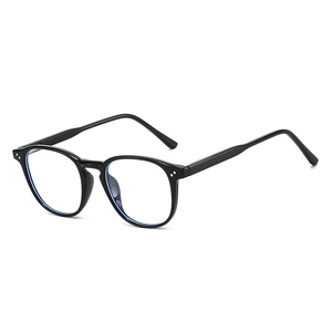Lunettes rondes classiques en TR90 noir avec verres anti-lumière bleue style minimal