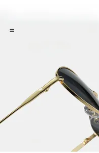 Gros plan sur les charnières en métal doré flexibles et les branches de ces lunettes