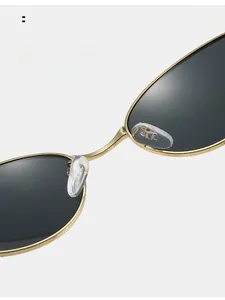 Vue détaillée des plaquettes de nez en silicone sur lunettes de soleil en métal doré