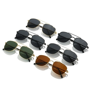 Retro-Pilotenbrille mit Metallrahmen und farbigen Gläsern in verschiedenen Farben