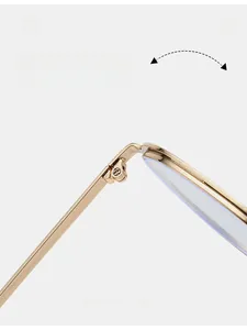 Vue détaillée de la charnière métallique robuste sur ces lunettes dorées rétro chic