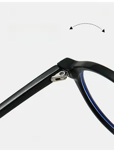 Détail de la charnière métallique sur lunettes noires rétro avec marquage 145 CE