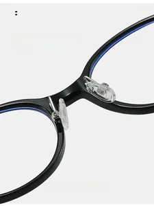 Macro des plaquettes de nez confortables en silicone sur monture ovale noire