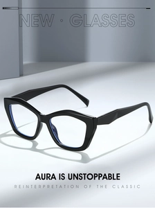 Detail der schwarzen TR90 Cat-Eye-Brille mit Reflexion der Blaulichtfilter-Gläser