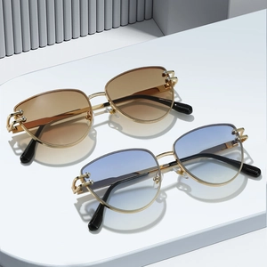 Lunettes de soleil tendance à monture triangle dorée et verres dégradés pour femmes