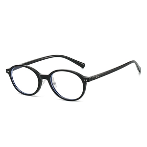 Lunettes classiques monture ovale noire avec rivets métalliques et verres transparents