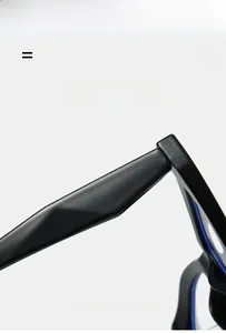 Detail des glänzenden TR90-Bügels mit der superelastischen Federscharnier-Konstruktion