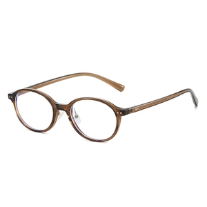 Lunettes ovales rétro en écaille de tortue avec verres anti-lumière bleue sur fond blanc