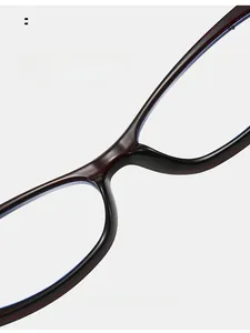 Dettaglio degli occhiali vintage anti-luce blu con un comodo design del ponte nasale integrato