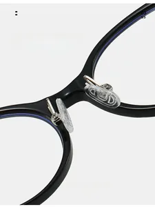 Détail macro des plaquettes de nez en silicone sur lunettes anti-lumière bleue TR90
