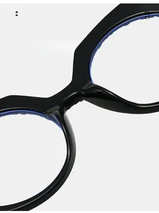 Detail of the integrated nose pad on these black glossy resin anti-blue light glasses