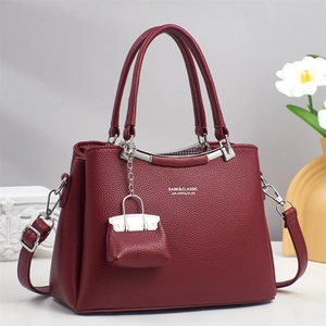 Premium Handtasche aus weinrotem Leder mit Silberverzierung und abnehmbarem Gurt