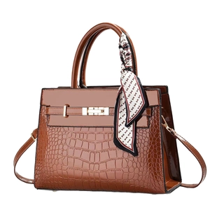 Borsa a mano marrone effetto coccodrillo con chiusura dorata e foulard stampato elegante