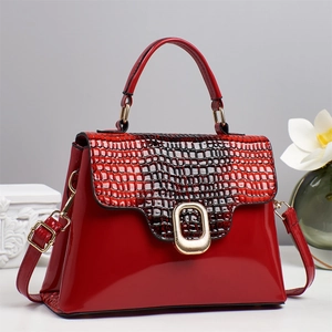 Sac fourre-tout chic en cuir verni rouge avec rabat motif crocodile et boucle dorée