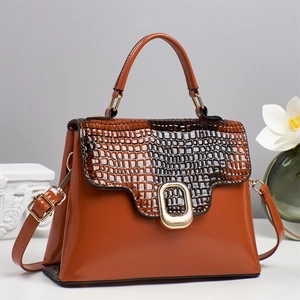 Sac fourre-tout marron à texture crocodile avec boucle en métal et bandoulière réglable