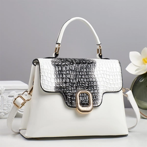 Détail du sac à main blanc avec rabat motif serpent et fermoir métallique doré élégant