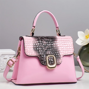 Détail du sac en similicuir rose avec rabat à motif crocodile et fermoir ovale en métal doré