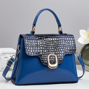 Détail du sac cabas bleu effet crocodile avec finition brillante et boucle dorée