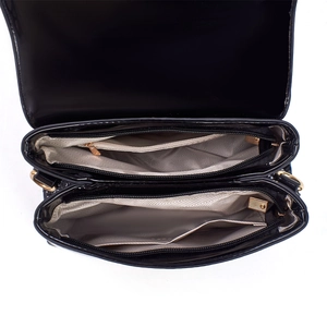 Vue de dessus du grand sac en cuir verni noir avec doubles fermetures et compartiments