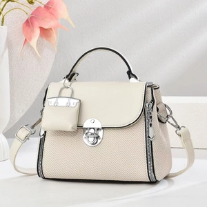 Sac À Main Mode Pour Femme Cuir PU Tissu Sergé Épissé Sac Bandoulière Avec Fermoir En Métal Argenté Et Mini Breloque De Sac
