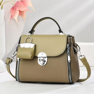 Sac à main bandoulière patchwork olive et marron avec fermoir rotatif argenté et bijou