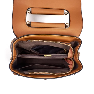 Vue de dessus du sac bandoulière en cuir à compartiments montrant l'intérieur