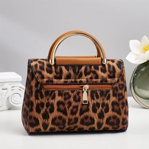 Détail du sac léopard avec poignée dorée et poche arrière zippée pratique et élégante