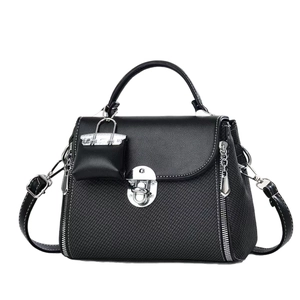 Sac à main élégant en similicuir noir avec boucles argentées et bandoulière amovible
