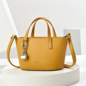 Borsa tote in pelle gialla con trama litchi e lucchetto argento su base minimalista
