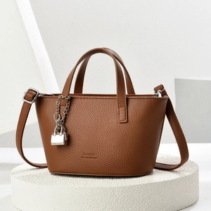 Bolso tote de cuero litchi marrón con candado plateado y correa desmontable