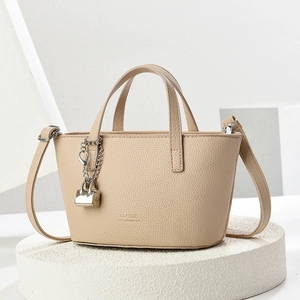 Borsa tote beige a grana di litchi con goffratura CLASSIC, manici e ciondolo lucchetto