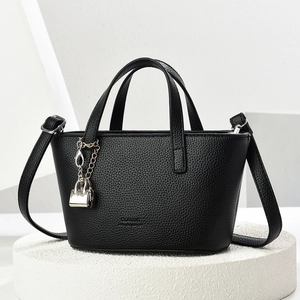 Elegante borsa tote in pelle nera a grana di litchi con lucchetto d'argento e tracolla