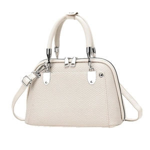 Sac fourre-tout beige élégant à texture tissée avec des détails argentés sur fond blanc