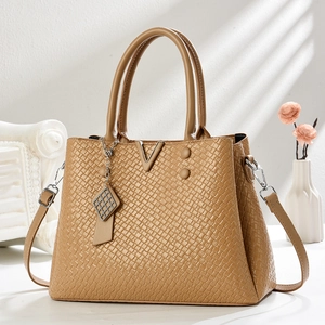 Sac cabas marron à texture tressée avec logo en V et bandoulière amovible