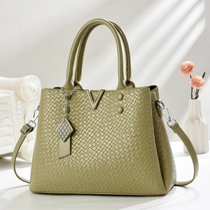 Sac fourre-tout vert avocat avec motif crocodile et décoration logo en métal en V