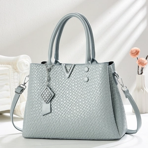 Sac fourre-tout gris-bleu texturé avec boucle en V argentée et bandoulière réglable