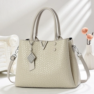Grand sac à main beige texture crocodile avec détail V argenté et bandoulière réglable