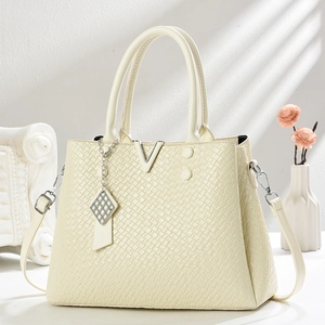 Sac à main élégant blanc cassé texture tissée avec boucle métallique en V pour femmes