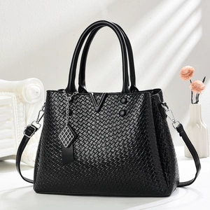 Sac à main tissé noir pour femme avec boucle en V en métal et détails de chaîne chic