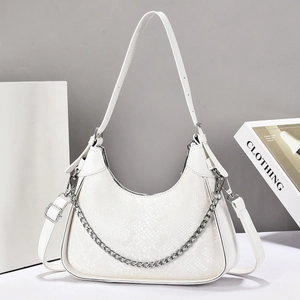 Borsa hobo bianca goffrata serpente con catena argento e tracolla regolabile da donna