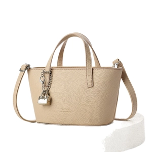 Borsa tote beige minimalista in pelle a grana con ciondolo a lucchetto dorato e tracolla